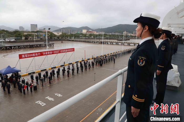11月29日上午，“和平方舟”號(hào)醫(yī)院船抵達(dá)舟山某軍港?！∑押Ｑ?攝