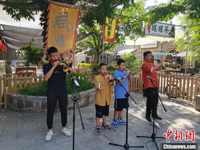 圖為翟立鵬(右一)與年輕的徒弟們演奏嗩吶，最小的一位年僅9歲。(資料圖) 甘肅省非遺保護(hù)中心供圖