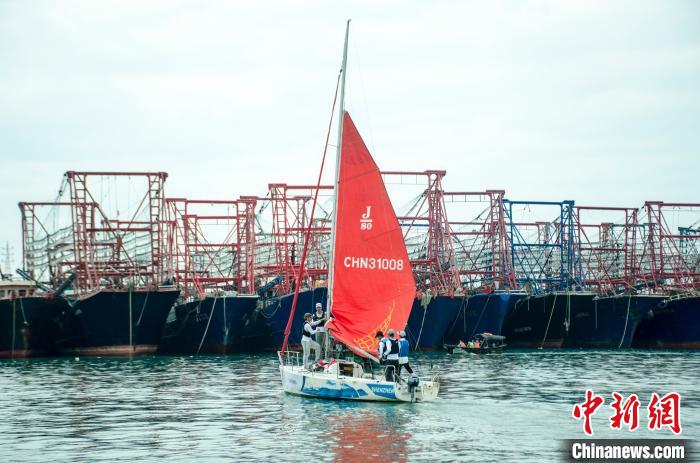 圖為船隊(duì)在北海南澫漁港起航?！〉岳顝?qiáng) 攝