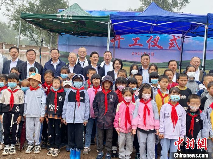 圖為錫山區(qū)教育專家和青?；W(xué)生合影。(資料圖) 李玉峰 供圖