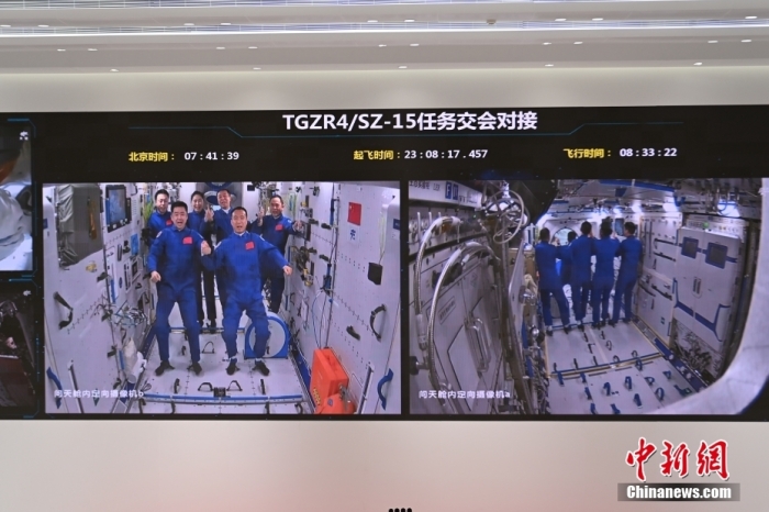 據(jù)中國載人航天工程辦公室消息，在載人飛船與空間站組合體成功實現(xiàn)自主快速交會對接后，神舟十五號航天員乘組從飛船返回艙進入軌道艙。完成各項準備后，北京時間2022年11月30日7時33分，翹盼已久的神舟十四號航天員乘組順利打開“家門”，熱情歡迎遠道而來的親人入駐“天宮”。隨后，“勝利會師”的兩個航天員乘組，一起在中國人自己的“太空家園”里留下了一張足以載入史冊的太空合影。
后續(xù)，兩個航天員乘組將在空間站進行首次在軌輪換。期間，6名航天員將共同在空間站工作生活約5天時間，完成各項既定任務(wù)和交接工作。汪江波 攝