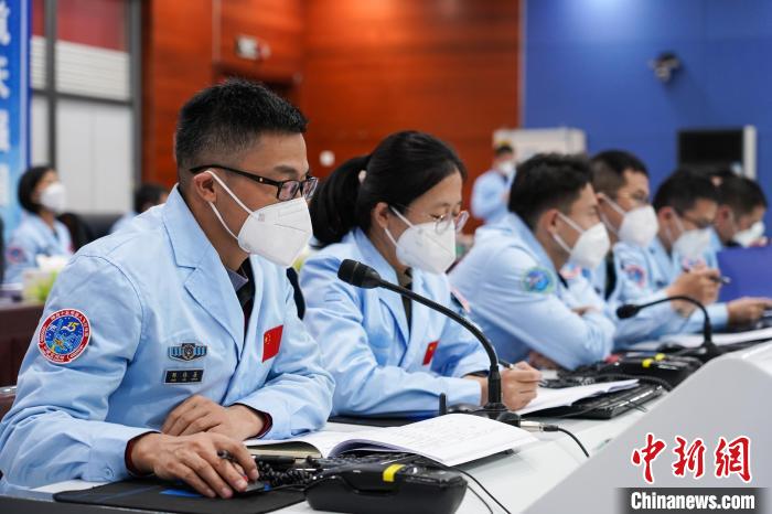 北京空間信息傳輸中心圓滿完成神舟十五號飛船入軌與交會(huì)對接天基測控任務(wù)?！±钤待?攝