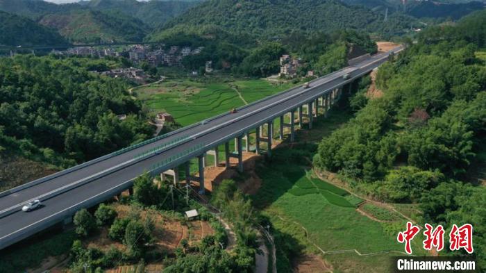圖為精頭嶺高架大橋 ?！￡懡?攝