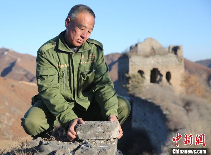 圖為張鶴珊整理散落的長(zhǎng)城磚。(資料圖) 曹建雄 攝
