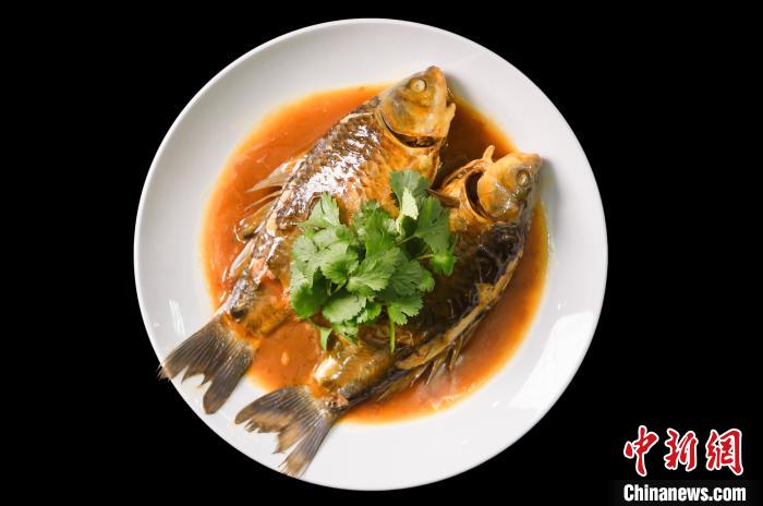 二十四節(jié)氣菜點(diǎn)，立冬：荷包鯽魚?！P(yáng)州大學(xué)中餐繁榮基地供圖
