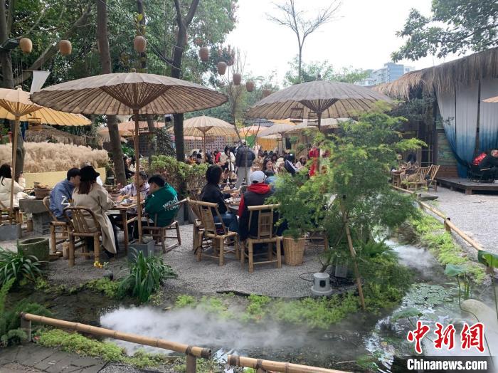 成都一茶館內(nèi)，坐滿了“圍爐煮茶”的顧客?！≡酪劳?攝