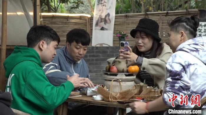 成都一茶館內(nèi)，正在“圍爐煮茶”的年輕人?！￡愡x斌 攝