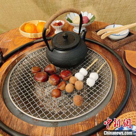 板栗、桂圓、棉花糖皆可炭烤?！㈦p華 攝
