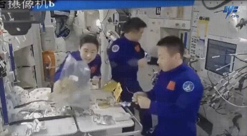 神舟十四號航天員在軌品嘗美食。圖片來源：中國載人航天工程辦公室官方微信