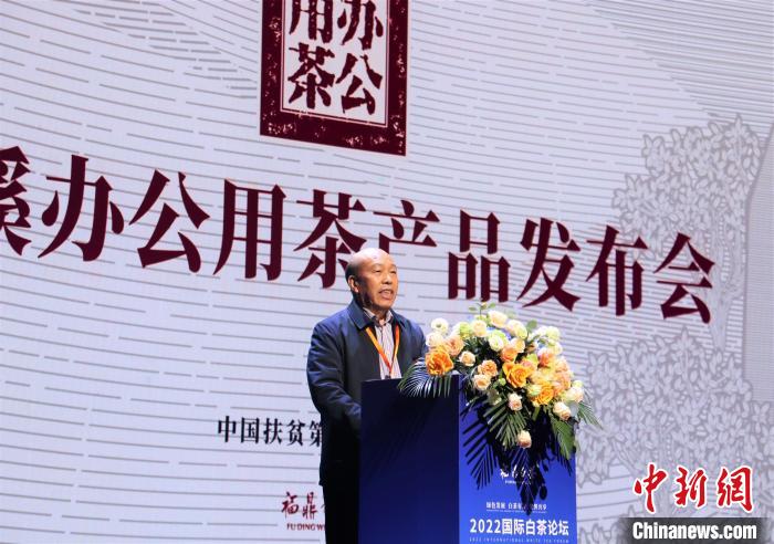 全國脫貧攻堅先進個人、寧德市誠信促進會常務副會長王紹據(jù)推介福鼎白茶辦公用茶?！×珠派?攝
