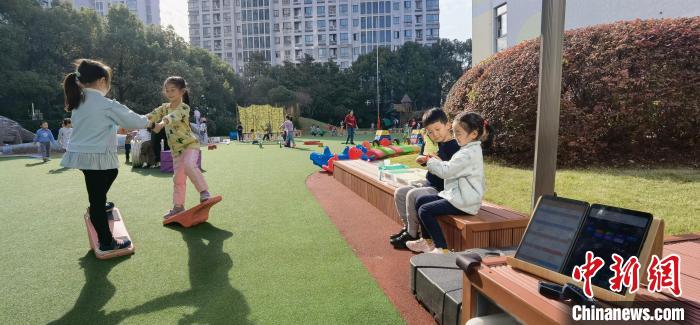 上海將堅持以游戲為基本活動，保證兒童的戶外活動時間?！∩虾Ｊ薪涛﹫D