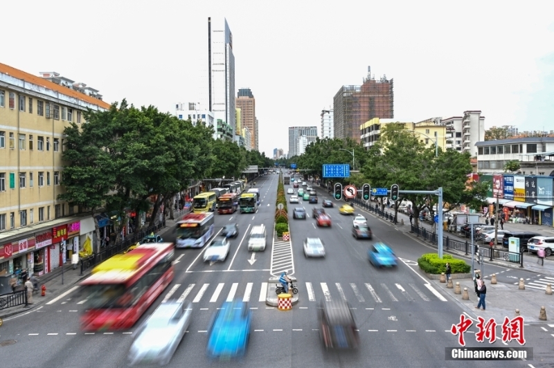 12月1日，廣東省廣州市海珠區(qū)，新港中路車流恢復(fù)。<a target='_blank' href='/'>中新社</a>記者 陳驥旻 攝 