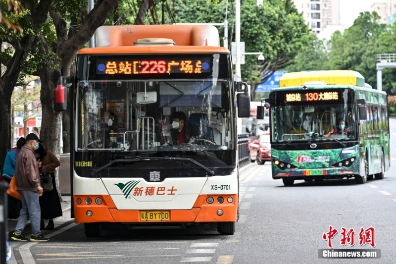 12月1日，廣東省廣州市海珠區(qū)，公交車有序進(jìn)站。<a target='_blank' href='/'>中新社</a>記者 陳驥旻 攝 