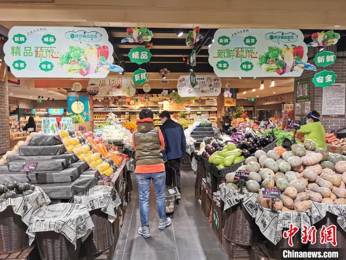 解除流動(dòng)性管理后的第一天，鄭州市民在超市采購(gòu)?！№n章云 攝