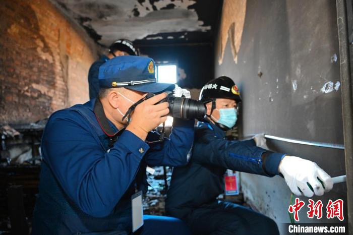 圖為火調(diào)人員在模擬現(xiàn)場進行調(diào)查取證。(資料圖) 婁淵燾 攝