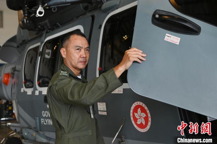 香港特區(qū)政府飛行服務隊總監(jiān)胡偉雄與獵豹直升機?！±钪救A 攝