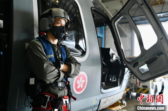 香港特區(qū)政府飛行服務隊三級空勤主任呂嘉晴與獵豹直升機?！±钪救A 攝