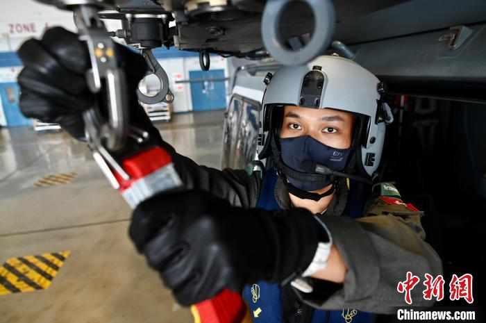 香港特區(qū)政府飛行服務隊三級空勤主任呂嘉晴示范拯救工作流程。　李志華 攝