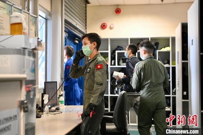 香港特區(qū)政府飛行服務隊隊員準備投入工作?！±钪救A 攝