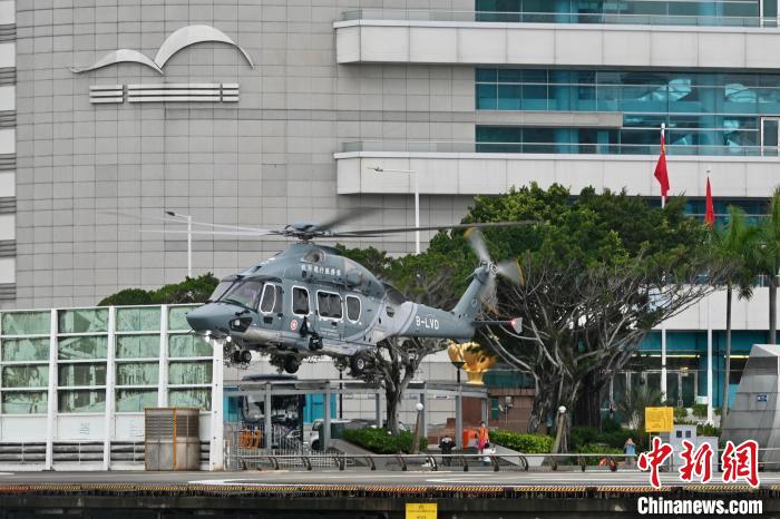 香港特區(qū)政府飛行服務隊直升機在香港會議展覽中心附近的停機坪起降?！±钪救A 攝