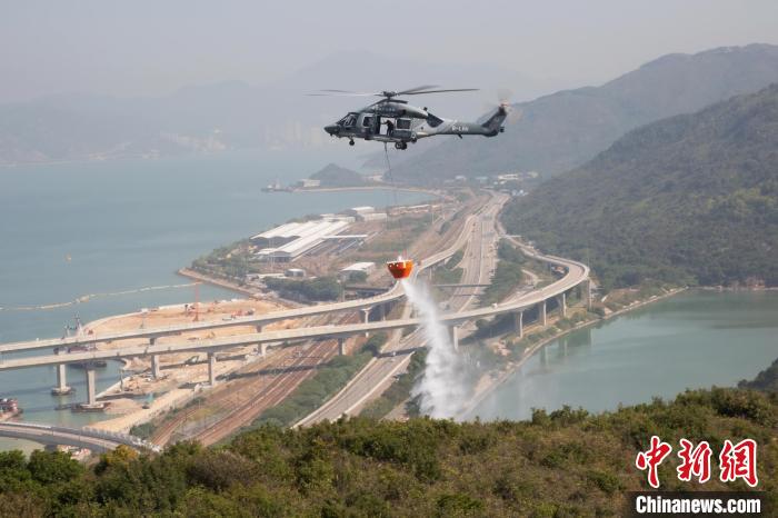 在跨部門山火暨攀山拯救行動演習中，香港特區(qū)政府飛行服務隊派出直升機投擲水彈撲救山火?！∠愀厶貐^(qū)政府飛行服務隊 攝
