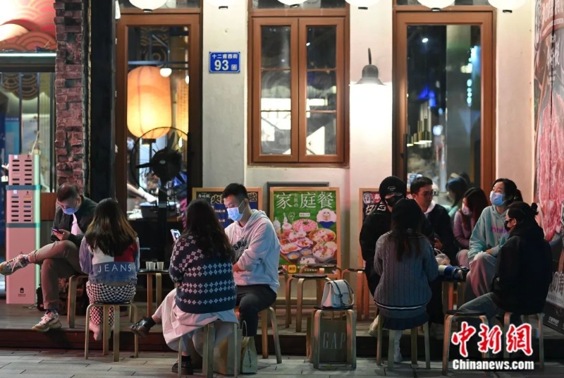 圖為廣州市民在永慶坊一家餐館前等位。<a target='_blank' href='/'>中新社</a>記者 陳楚紅 攝
