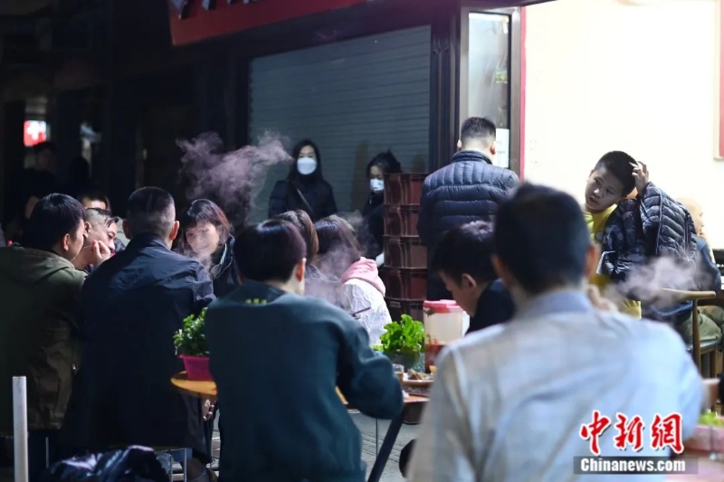 圖為市民在廣州荔灣區(qū)街邊吃火鍋。<a target='_blank' href='/'>中新社</a>記者 陳楚紅 攝
