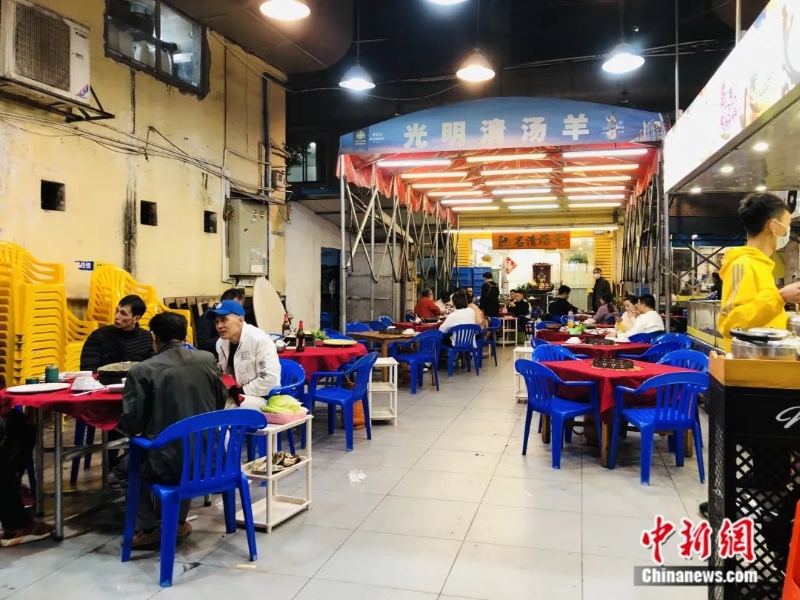 圖為市民在海珠區(qū)寶業(yè)路吃宵夜。<a target='_blank' href='/'>中新社</a>記者 孫秋霞 攝