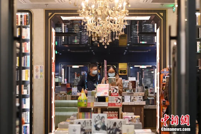圖為市民在廣州永慶坊鐘書閣看書。<a target='_blank' href='/'>中新社</a>記者 陳楚紅 攝