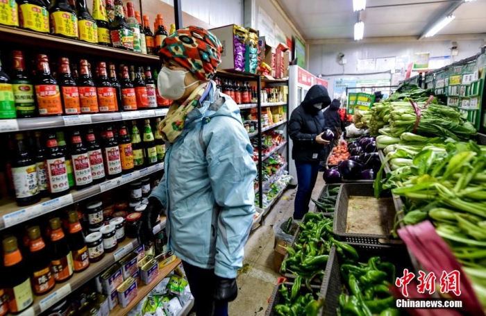 烏魯木齊居民購買蔬菜、調料等生活用品。 劉新 攝