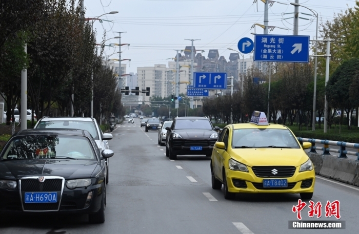 12月2日，重慶街頭道路上的車輛逐漸增多，不少市民也開始出門采購物資，城市正在有序恢復正常生產生活秩序。圖為街頭道路上的車輛逐漸增多。 陳超 攝
