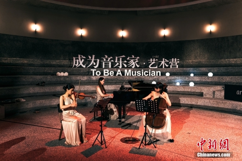 資料圖為林楚蕓（右）參加古典音樂節(jié)演出。 <a target='_blank' href='/'>中新社</a>發(fā) 受訪者供圖