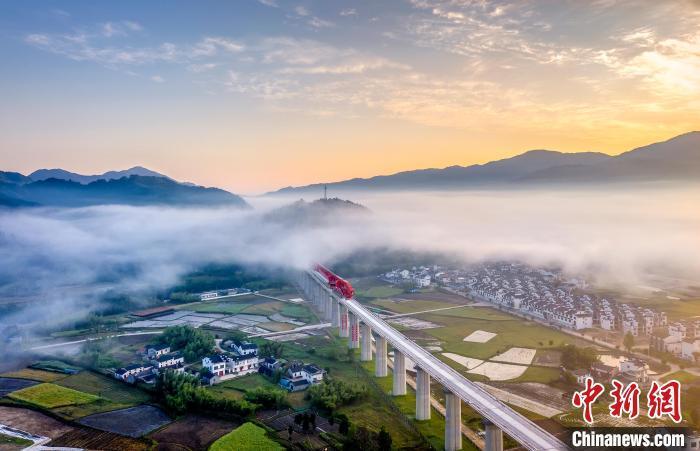 資料圖：安徽高鐵黃金旅游線路——池黃高鐵穿云破霧風(fēng)景如畫?！±詈推?攝
