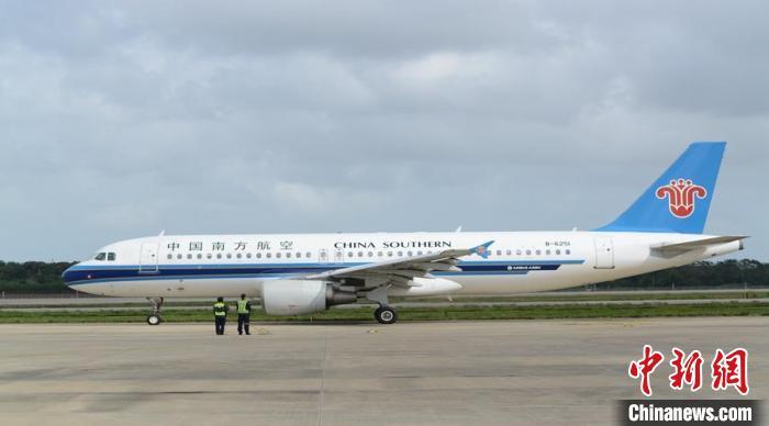 海口美蘭機(jī)場(chǎng)機(jī)坪上，一架南航飛機(jī)正在滑出?！±罴t波供圖
　