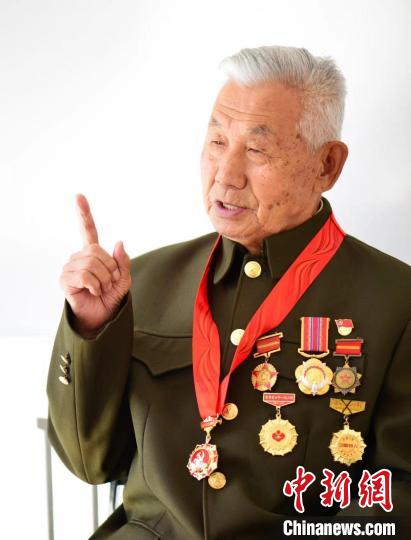 圖為劉世亭講述70多年前朝鮮戰(zhàn)場(chǎng)上的“密碼”故事?！『＠瓲枀^(qū)委宣傳部供圖