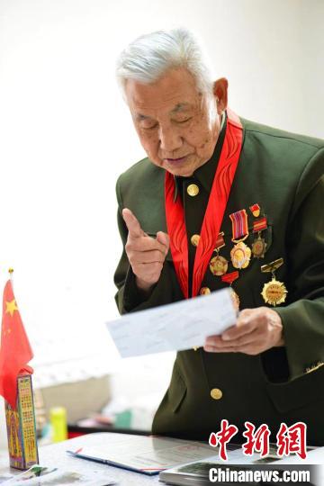圖為劉世亭為他的“紅色課堂”備課。　海拉爾區(qū)委宣傳部供圖