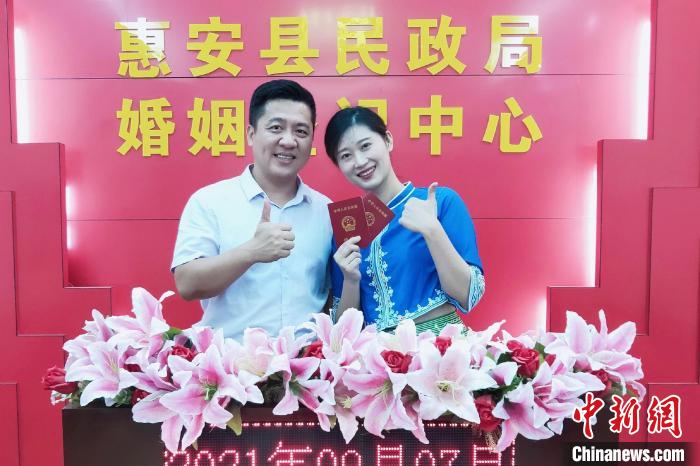 2021年9月7日，高睿旸與馬蕎茵在惠安縣民政局登記結(jié)婚。　受訪者供圖