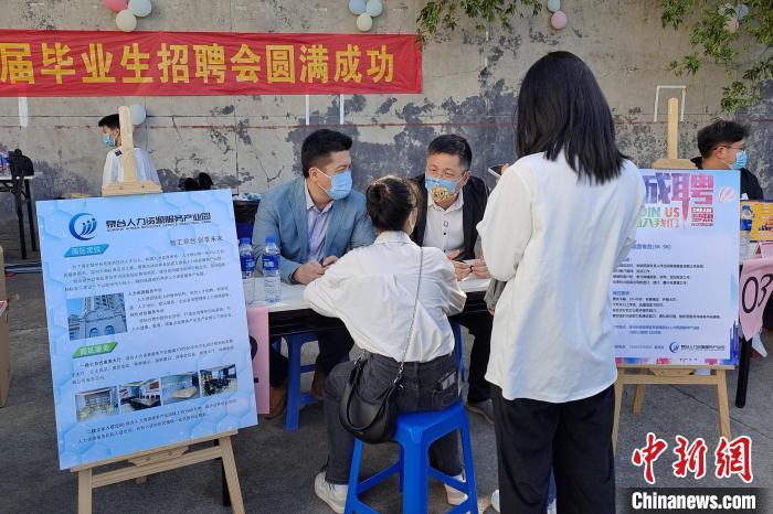 高睿旸(左一)從事兩岸人才資源對(duì)接工作?！∈茉L者供圖