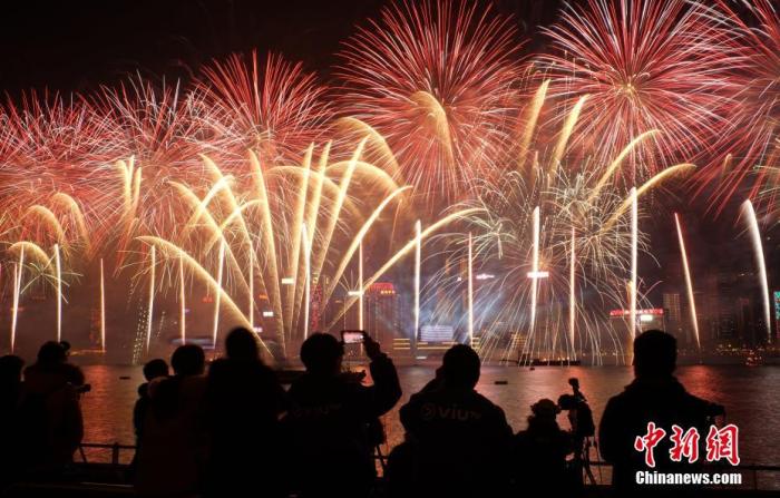 資料圖：2019年1月1日0時，當(dāng)新年鐘聲響起，歷時10分鐘的煙火音樂匯演在香港維多利亞港上空正式上演。<a target='_blank' href='/'>中新社</a>記者 張煒 攝