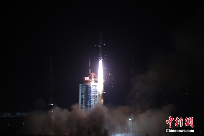 北京時間2022年12月9日2時31分，中國在太原衛(wèi)星發(fā)射中心使用長征二號丁運載火箭，成功將高分五號01A衛(wèi)星發(fā)射升空，衛(wèi)星順利進入預定軌道，發(fā)射任務獲得圓滿成功。該衛(wèi)星主要面向污染減排、環(huán)境質量監(jiān)管、大氣成分監(jiān)測、自然資源調查、氣候變化研究等重大需求，開展高光譜遙感監(jiān)測應用，為國家環(huán)保、國土、氣象、農業(yè)、減災、水利、林業(yè)、海洋、測繪等部門(領域)提供數據服務和支撐。此次任務是長征系列運載火箭的第453次飛行。鄭斌 攝