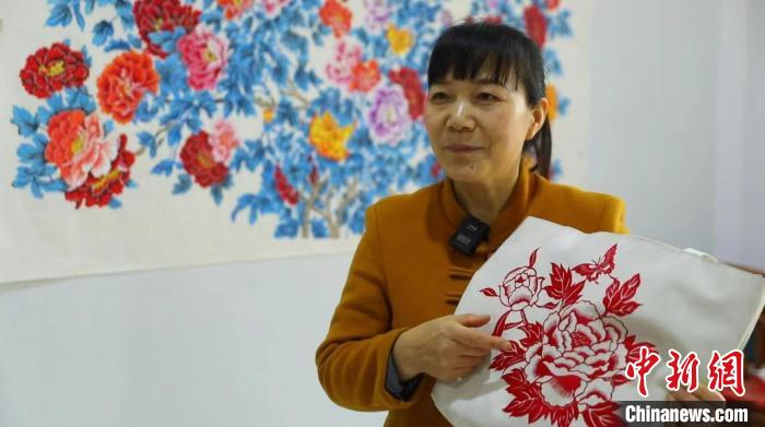常鳳靈展示作品?！【抟翱h融媒體中心供圖