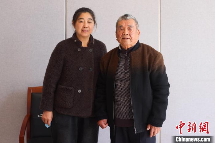 南京大屠殺幸存者馬庭寶和女兒馬明蘭?！°蟛?攝