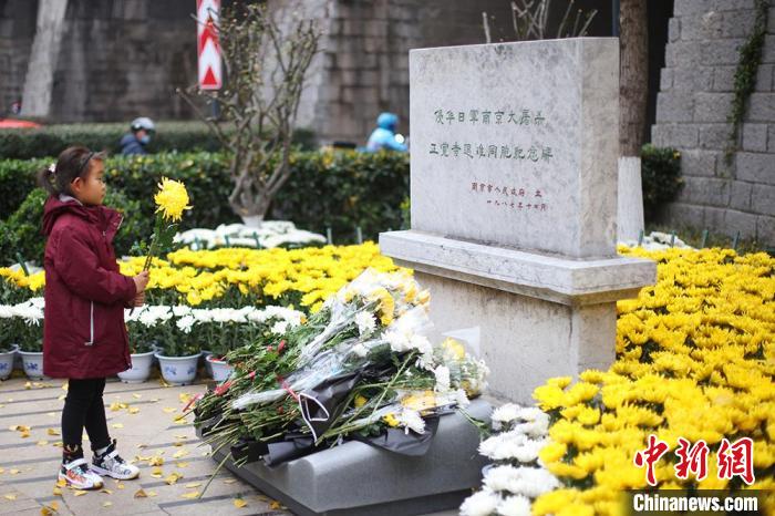 小學生向侵華日軍南京大屠殺遇難同胞正覺寺叢葬地紀念獻花?！°蟛?攝