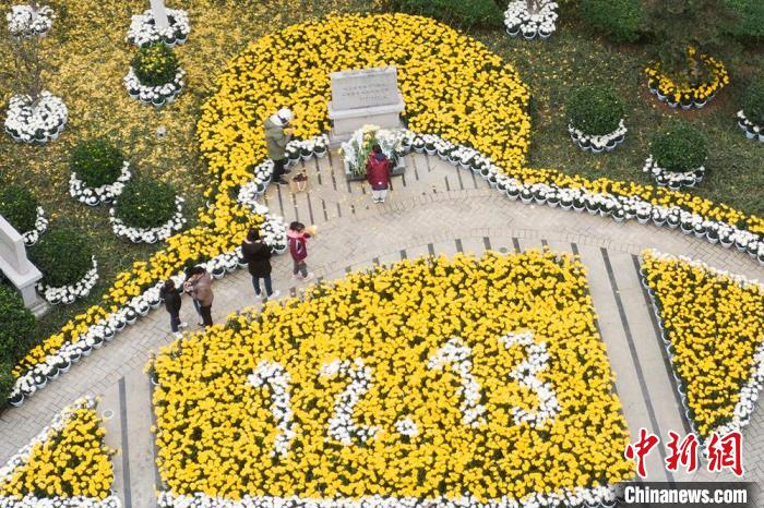 這里布置了鮮花，悼念侵華日軍南京大屠殺死難者?！°蟛?攝