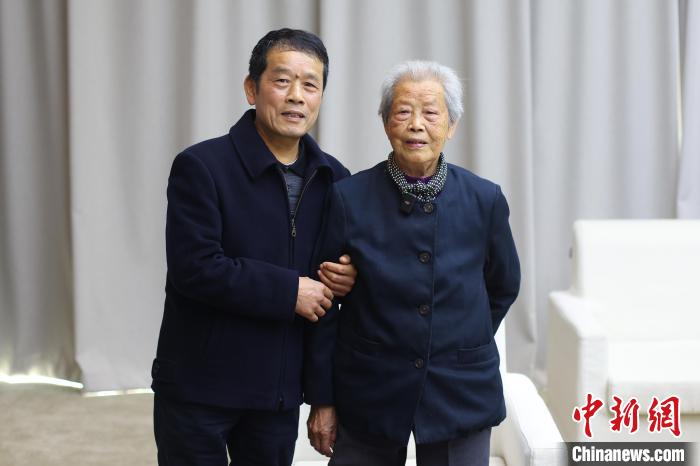 南京大屠殺幸存者艾義英和兒子黃興華。　泱波 攝