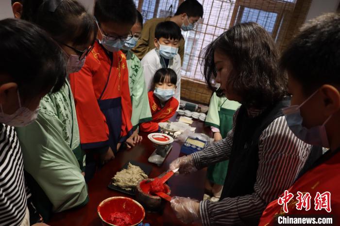 非遺傳承人介紹八寶印泥制作技藝?！「＝ㄊ」咆任幕芯繒?huì)供圖