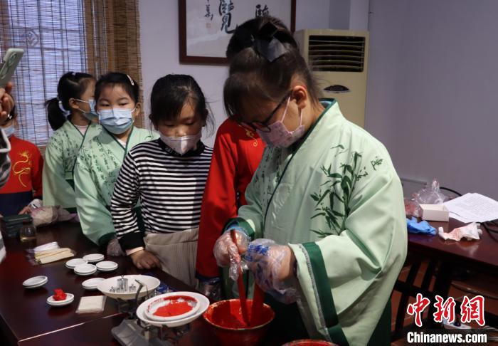 漳臺(tái)青少年動(dòng)手制作屬于自己的“八寶印泥”?！「＝ㄊ」咆任幕芯繒?huì)供圖