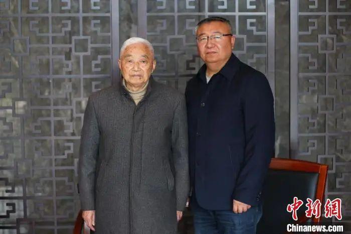 阮定東與兒子?！°蟛?攝