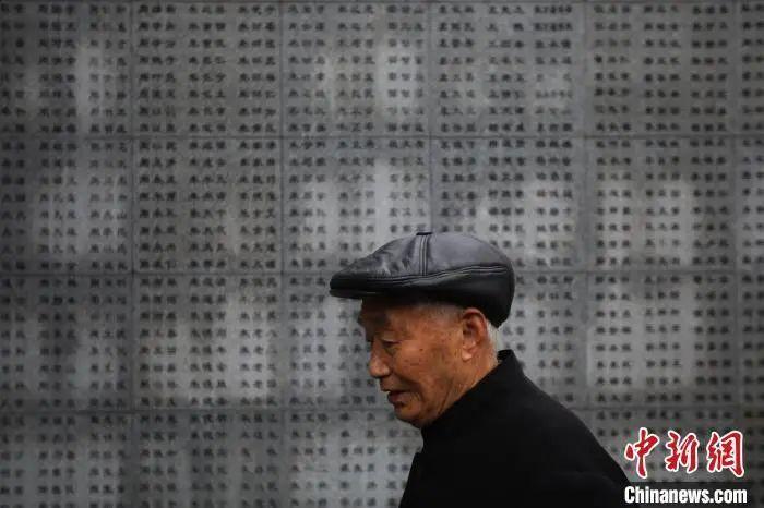 阮定東在侵華日軍南京大屠殺遇難同胞紀(jì)念館南京大屠殺遇難者名單墻前。泱波 攝