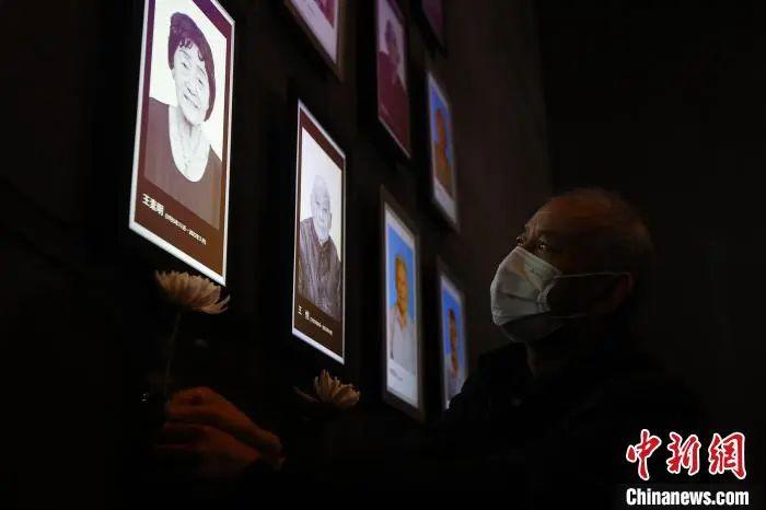 侵華日軍南京大屠殺遇難同胞紀(jì)念館為去世的南京大屠殺幸存者王素明舉行熄燈儀式，追思逝者?！°蟛?攝